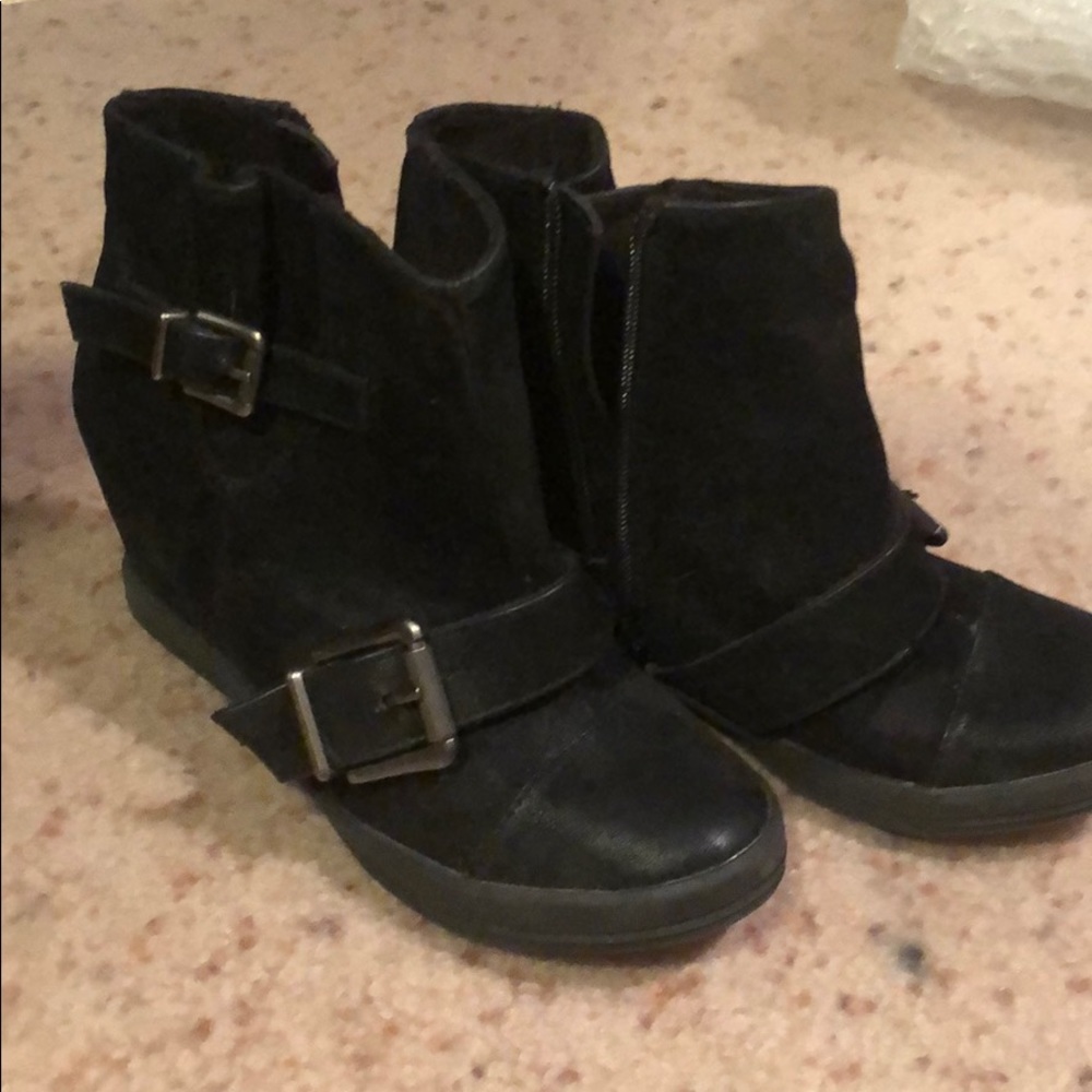 Black wedges